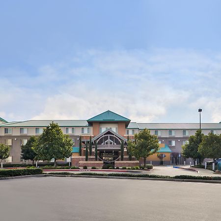 Holiday Inn Express & Suites Elk Grove Central - Hwy 99 By Ihg Exterior foto